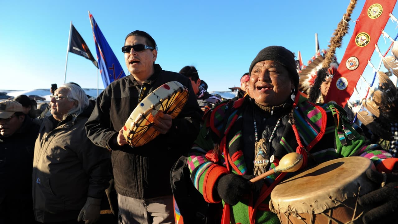 Tras meses de protestas de tribus nativas, las autoridades niegan permiso para polémico paso de oleoducto en Dakota del Norte