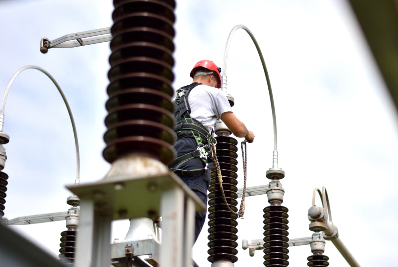 <b>Puesto 9. Operadores de centrales eléctricas.</b> Obtienen un salario medio anual de 79,610 dólares y hay 33,920 de estos empleados en EEUU. Aunque generalmente no se les exige que tengan un título universitario de cuatro años, la experiencia laboral y la capacitación especializada son determinantes para obtener este empleo.