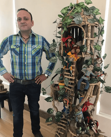 Eduardo España es fan de las criatruas mágicas, conocidas como elfos, duendes y hadas. Posee una gran colección de ellos.