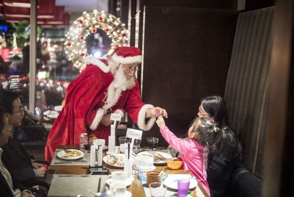 Santa a todos los lugares que va siempre se preocupa por saludar y dar un abrazo a todos los niños.