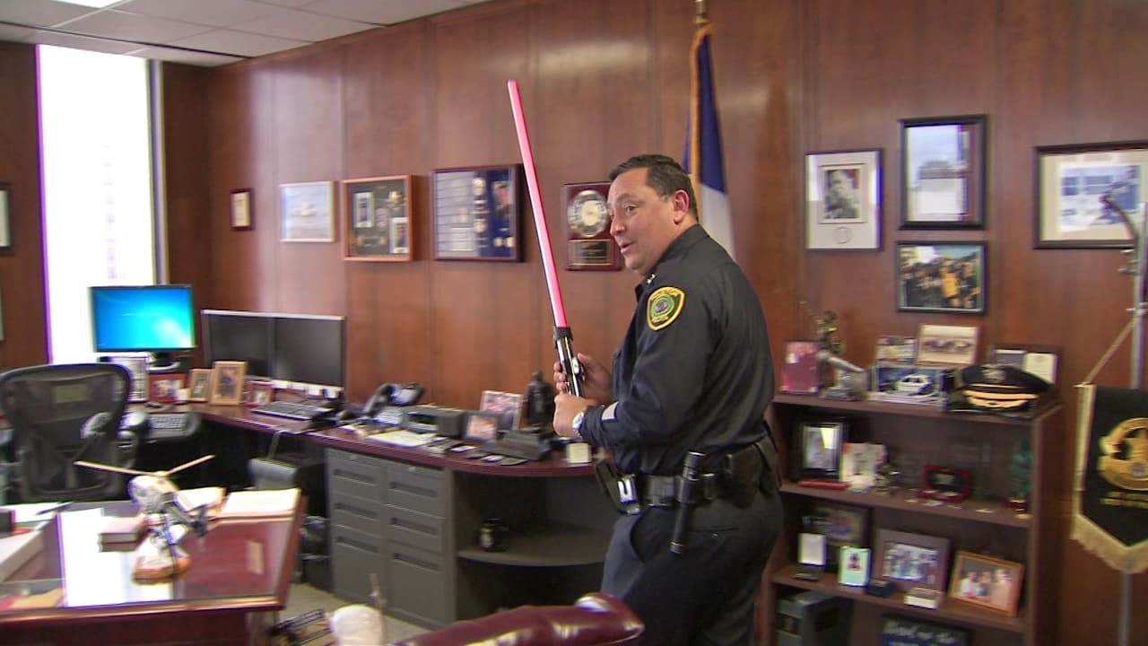 Acevedo practicó algunos movimientos empuñando su sable de luz de Star Wars.