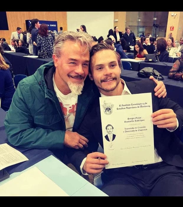 Además, el hijo de Sendel está solo a unas cuantas pulgadas de estatura de su papá. Graco mide 6 pies.
<br>