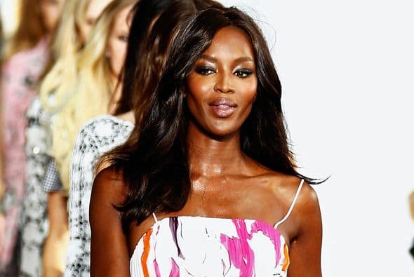 Silver metal. Nos cansamos de ver smokey eyes en total black. Esta temporada trae variantes que deberías explorar. Por ejemplo, un final touch en tonos metalizados, como el que lució Naomi Campbell en la presentación de la línea de primavera/verano de Diane Von Furstenberg.