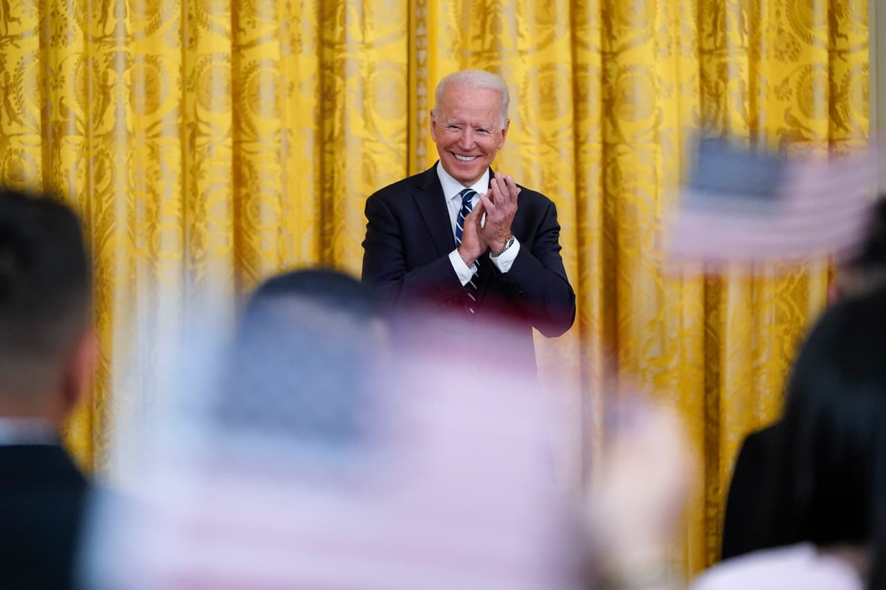 Biden insiste al Congreso para que reforme el sistema migratorio en ceremonia de naturalización en la Casa Blanca