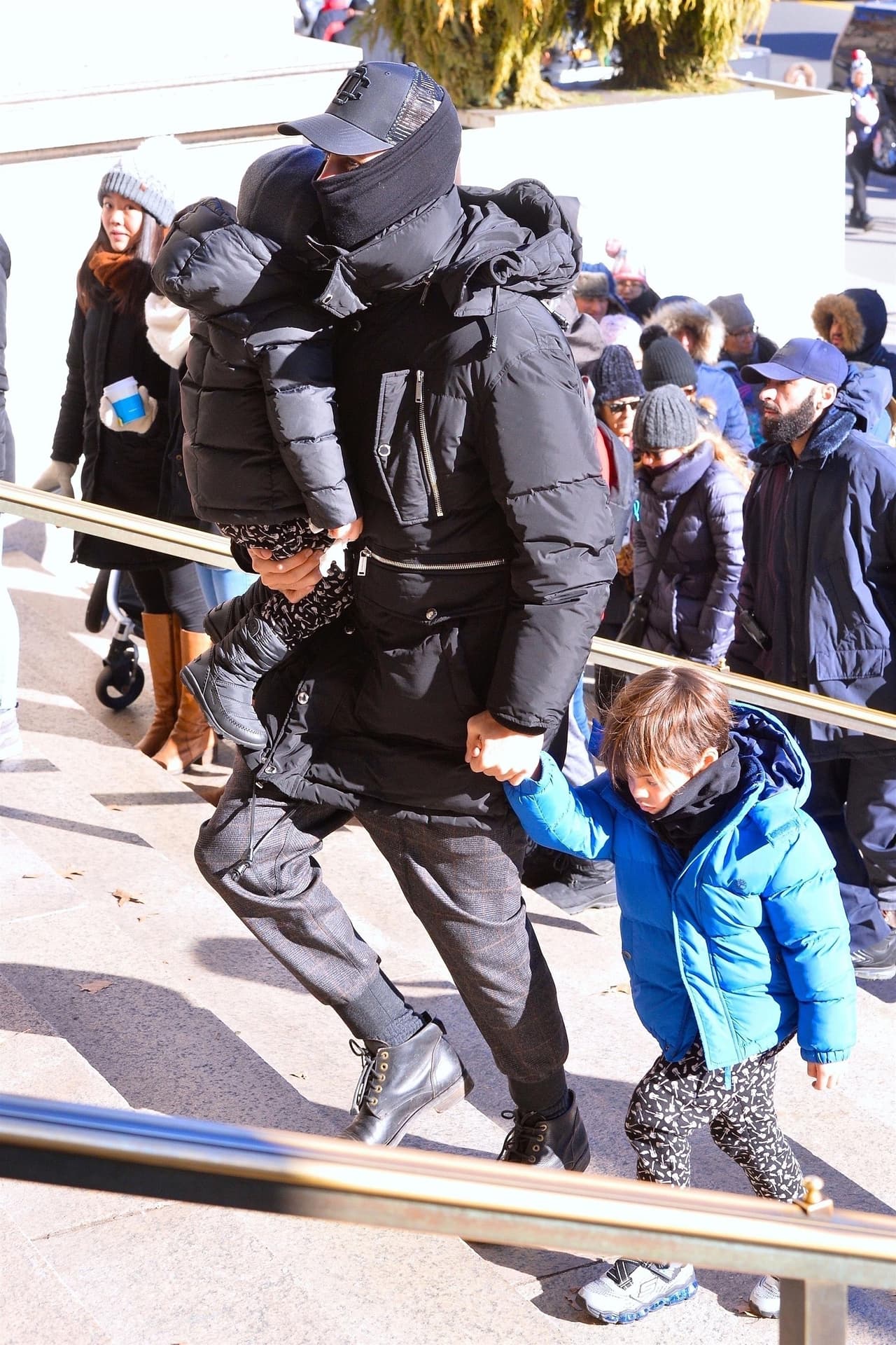 A pesar del clima helado, el jugador del Barcelona aprovechó el viaje para llevar a Milán y Sasha al museo.