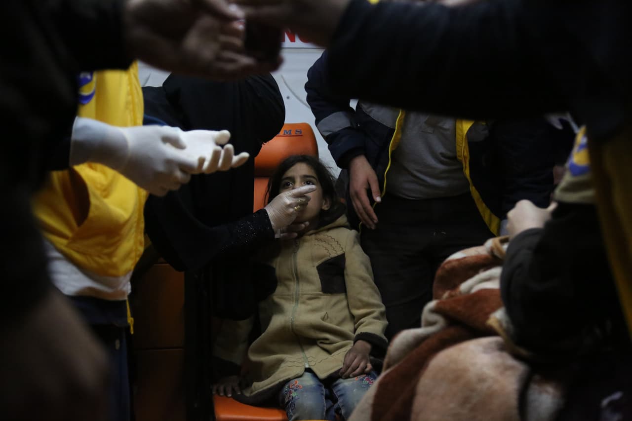 El ejército israelí anunció el domingo 22 de julio que había lanzado un “esfuerzo humanitario no habitual” para salvar a los voluntarios civiles sirios. Israel mantiene una postura oficial de no intervenir en el conflicto sirio. En la fotografía de abril de 2018, víctimas de un bombardeo en Alepo son asistidos por los rescatistas de la Defensa Civil de Siria.