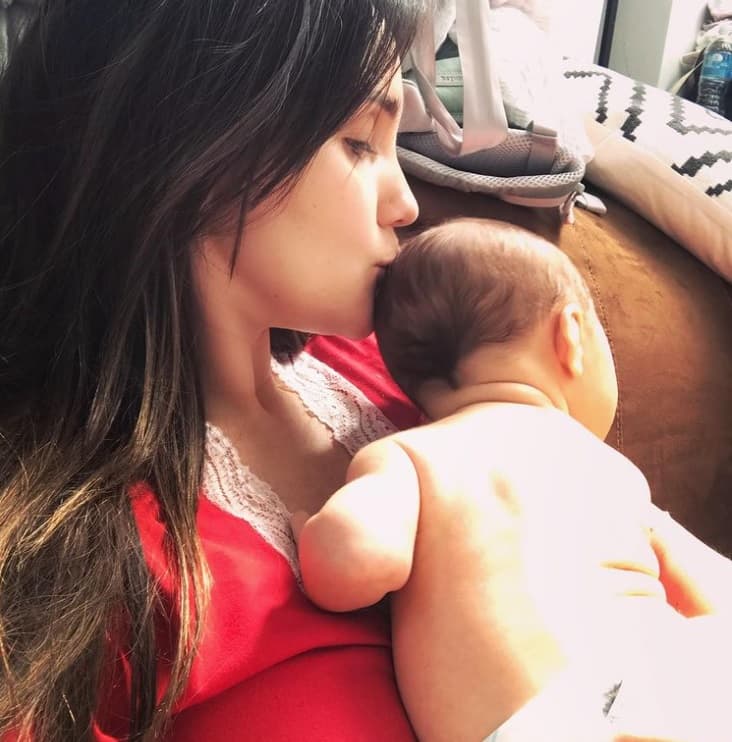 "Obviamente te cambia la vida por completo, pero
<b> <a href="https://www.univision.com/famosos/angelique-boyer-apoya-dulce-maria-agotada-fotos" target="_blank">sí es muy cansado</a></b>, la amo, pero sí ha sido muy pesada la recuperación de dar a luz y adaptarte".
<br>