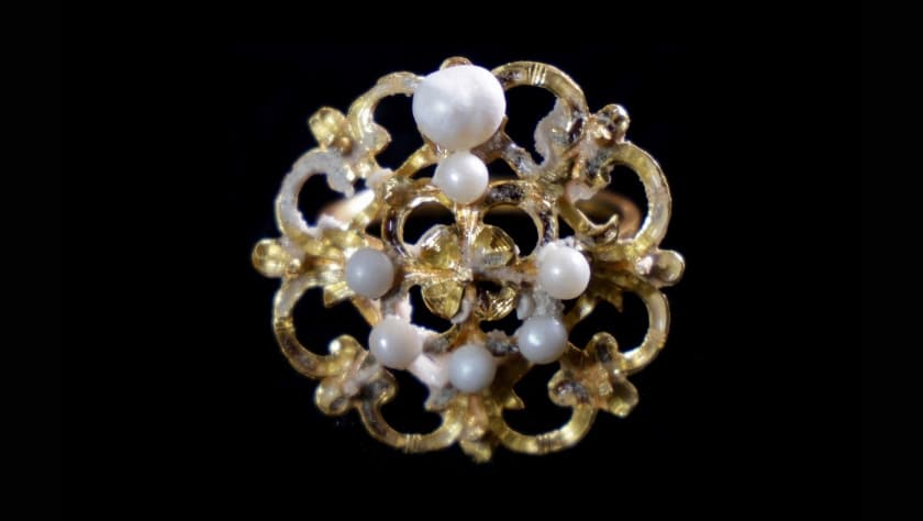 En la imagen, un anillo de oro y perlas del naufragio de Maravillas.