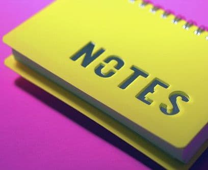 No es mito. Anotar palabras claves y definiciones importantes es uno de los hábitos más utilizados a la hora de estudiar. Los expertos concuerdan que escribir frases claves ayudan a recordarlas y asociarlas. Además, es una manera fácil de aprender lo esencial.