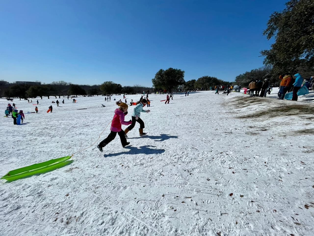 Y algunas familias aprovechaban para distraerse jugando en la nieve con sus hijos.
<br>
