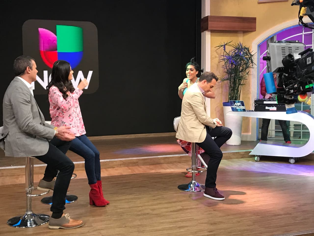 Mientras Carlos se limpiaba el beso de Mela, ella estaba lista para ponerse a bailar.