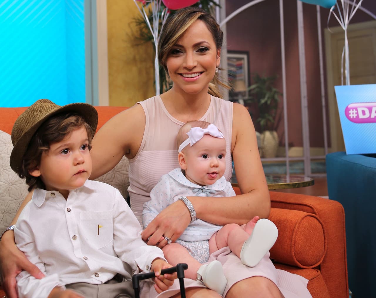 Este par de hermosos chiquillos son las más bellas razones que Satcha tiene para sonreír todos los días.