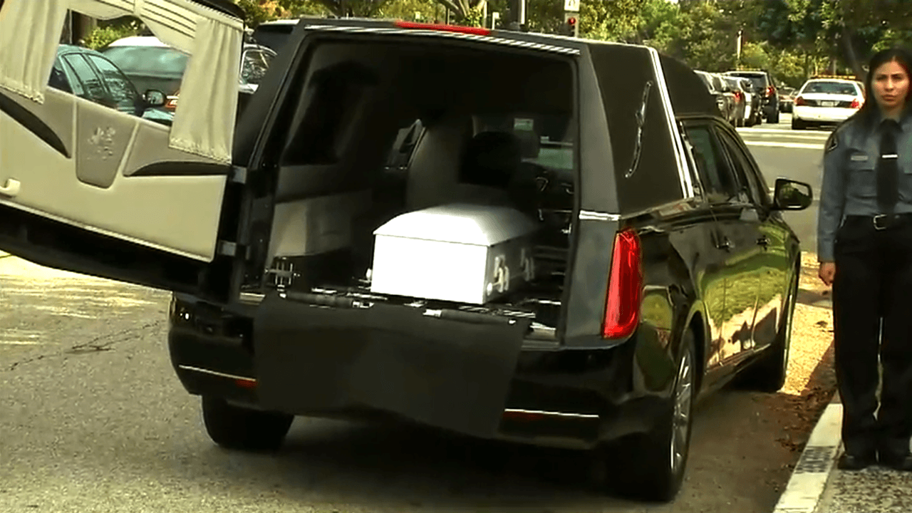 'Piqui' llegó en un pequeño ataúd para su funeral en un servicio privado con familiares y amigos.