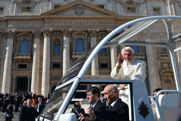 Miles de fieles se congregaron en la Plaza de San Pedro para decirle adiós al Papa. Benedicto XVI renunció el 11 de febrero para dar paso, dijo, a un pontífice más joven y con mayor fuerza para enfrentar las dificultades del papado.