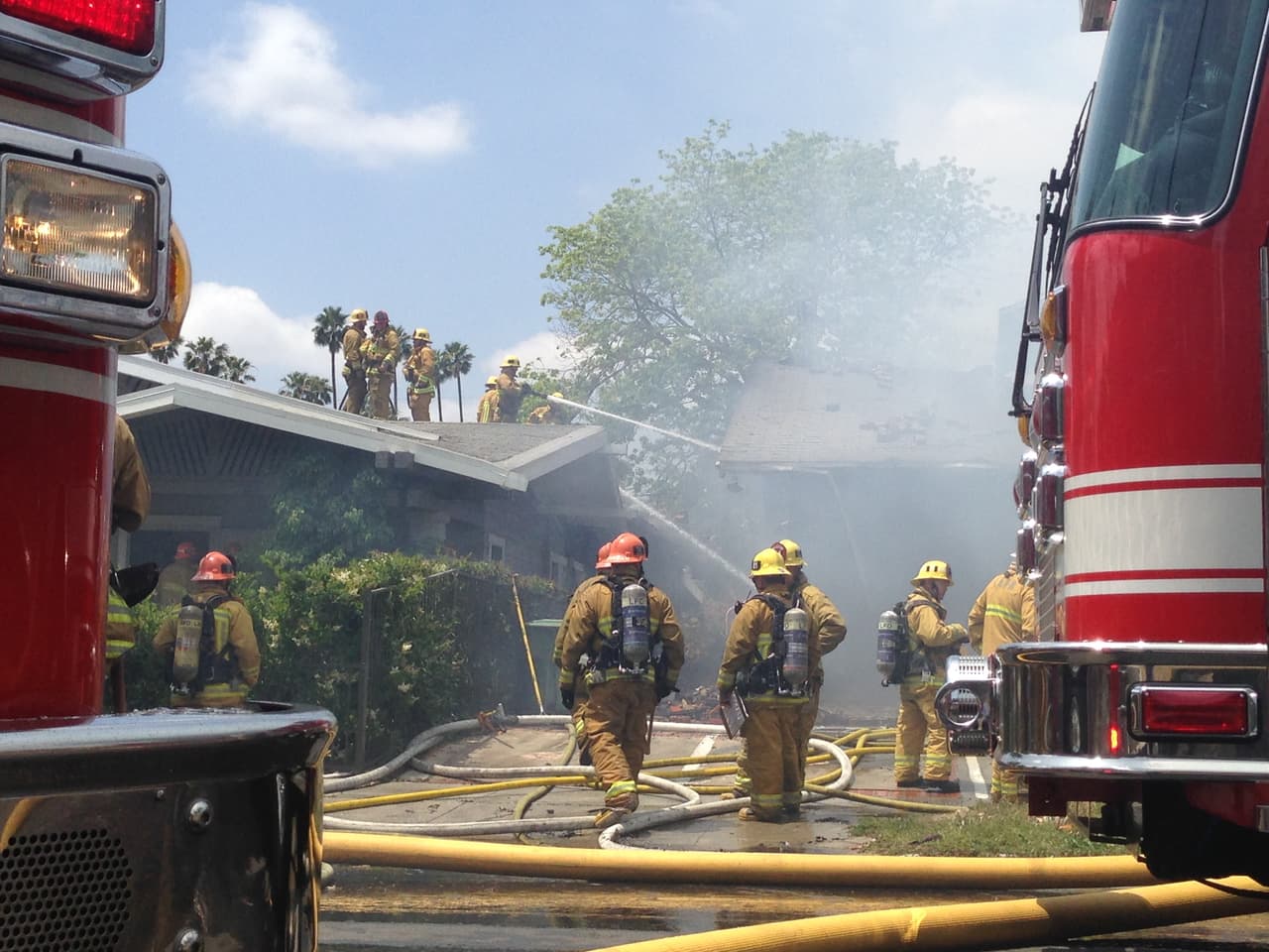 Se presume que una explosión causó el incendio.