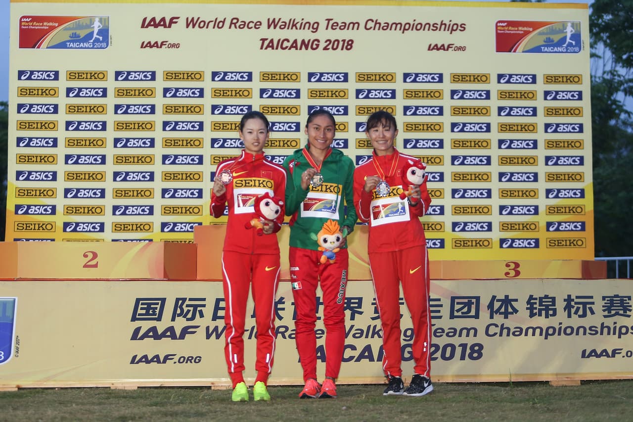 La mexicana se visitó de oro acompañada de las chinas Yang Jiayu, tercera en la carrera a su izquierda, y de Qieyang Shijie, segunda.