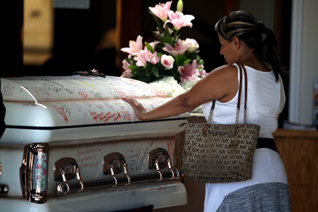 Vestidos de blanco y compartiendo emotivos mensajes, amigos, familiares y miembros de la comunidad participaron en el velorio de la pequeña 
<a href="https://www.univision.com/local/san-francisco-kdtv/tenia-una-lista-de-objetivos-abren-investigacion-sobre-terrorismo-domestico-tras-tiroteo-masivo-en-gilroy" target="_blank">Keyla Salazar</a>, la niña que murió baleada en el Festival del Ajo de Gilroy.