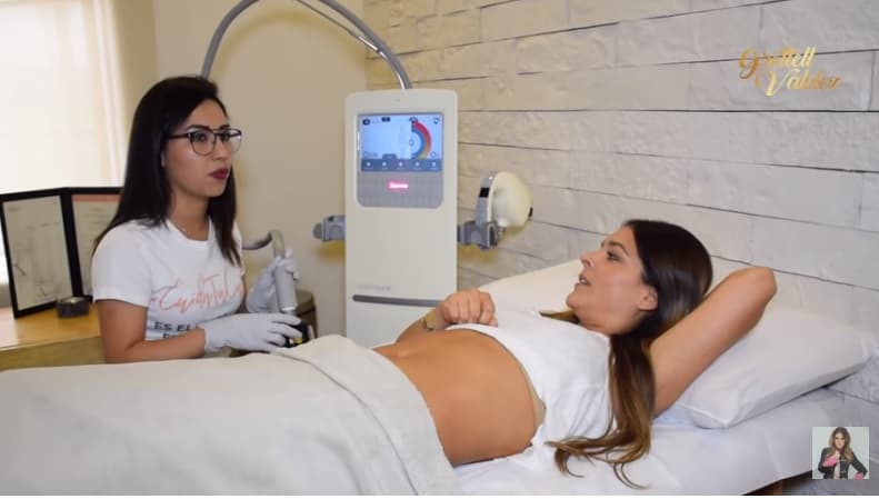 Así que está acudiendo a un spa donde una maquina le reduce la grasa, además de que le ayuda a tonificar. Detalló en su canal de YouTube que se someterá a 6 sesiones, una cada 15 días.