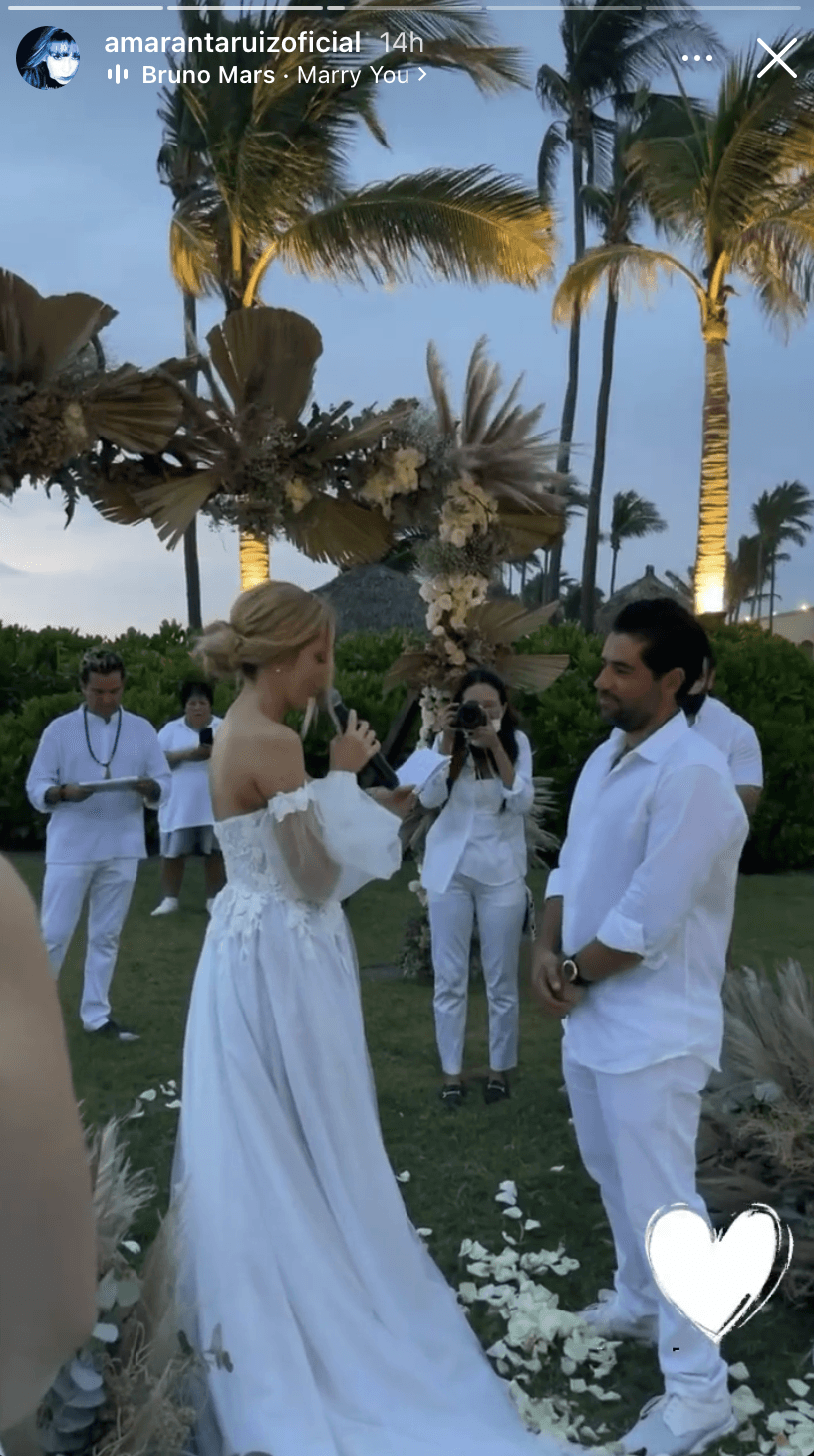 De pie bajo un arco lleno de flores y en un camino de rosas blancas, los enamorados compartieron sus votos matrimoniales.