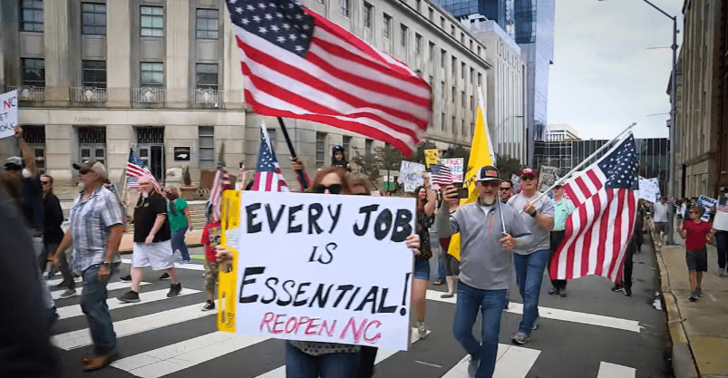 Los manifestantes tomaron las calles de la ciudad de Raleigh el martes. "Reabran N.C." fue la principal consigna de quienes alzaron su voz en contra del cierre de los negocios en Carolina del Norte.