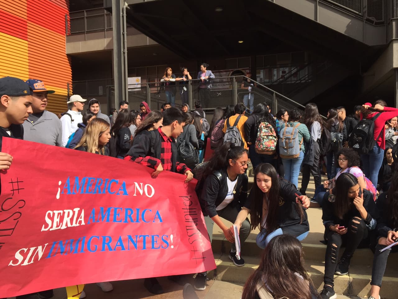 Leslie García compartió imágenes de los estudiantes en la preparatoria Márquez en la ciudad de Huntington Park.