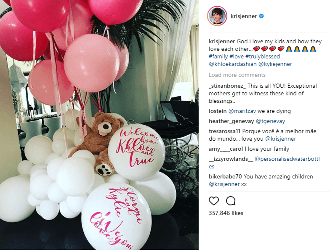 Fue la menor del clan, Kylie Jenner, quien le regaló el arreglo de globos (dedicado exclusivamente a True y su mamá) y que la ‘momager’ de ambas, Kris Jenner, publicó junto al mensaje “amo como mis hijas se aman entre ellas".