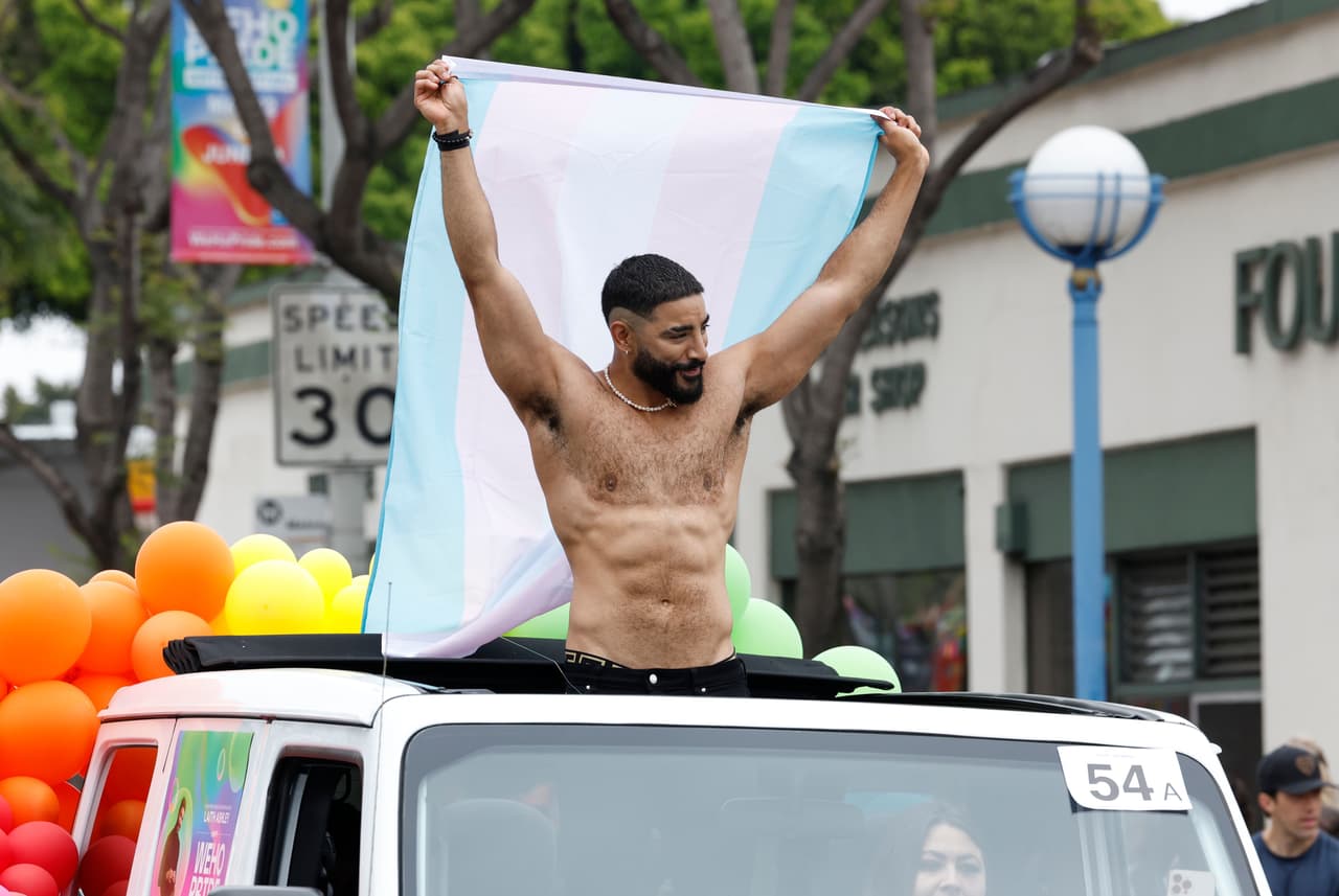 En 2022, la ciudad de West Hollywood inauguró WeHo Pride con una programación que representa una variedad diversa de grupos comunitarios LGBTQ.
<br>