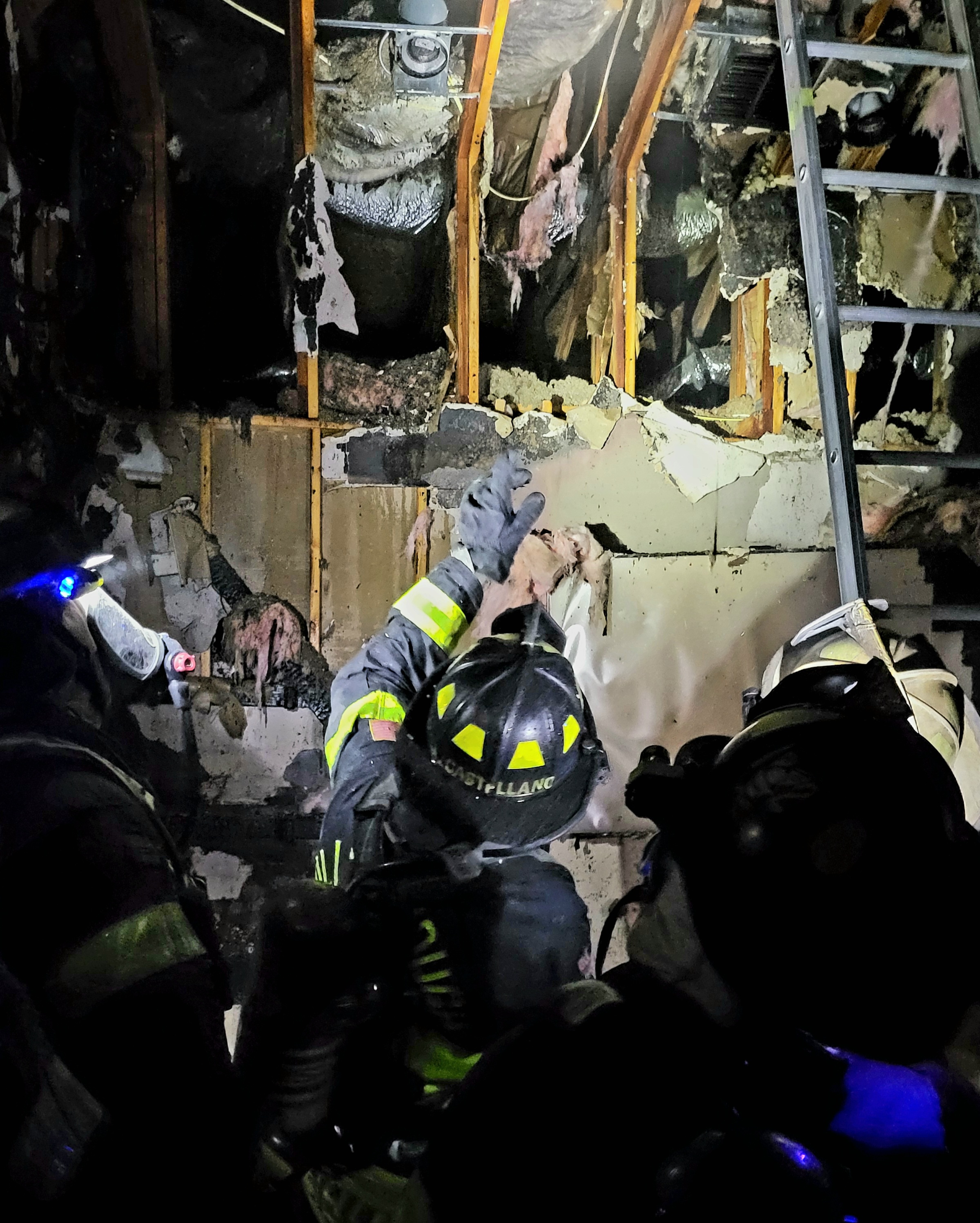 Trascendió que uno de los residentes vio cómo se incendió y el fuego se expandió hasta las paredes de la casa.