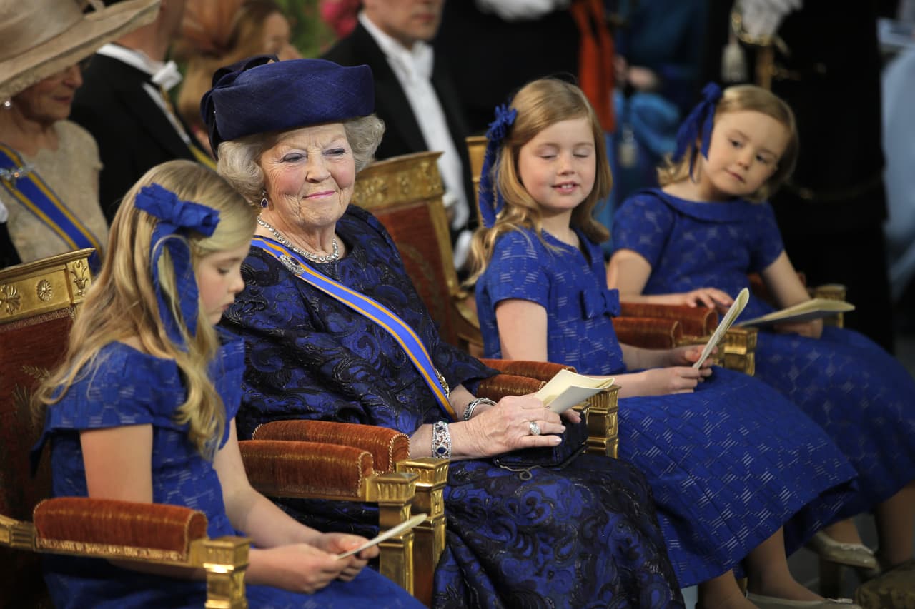 Por su parte, la reina Beatriz, que cedió el trono a su hijo Willem-Alexander, es una abuela muy cariñosa con las tres hijas de su hijo y Máxima: Catharina-Amalia, Alexia y Ariane, que son hasta ahora sus únicas nietas, por lo que las consiente cada que puede.