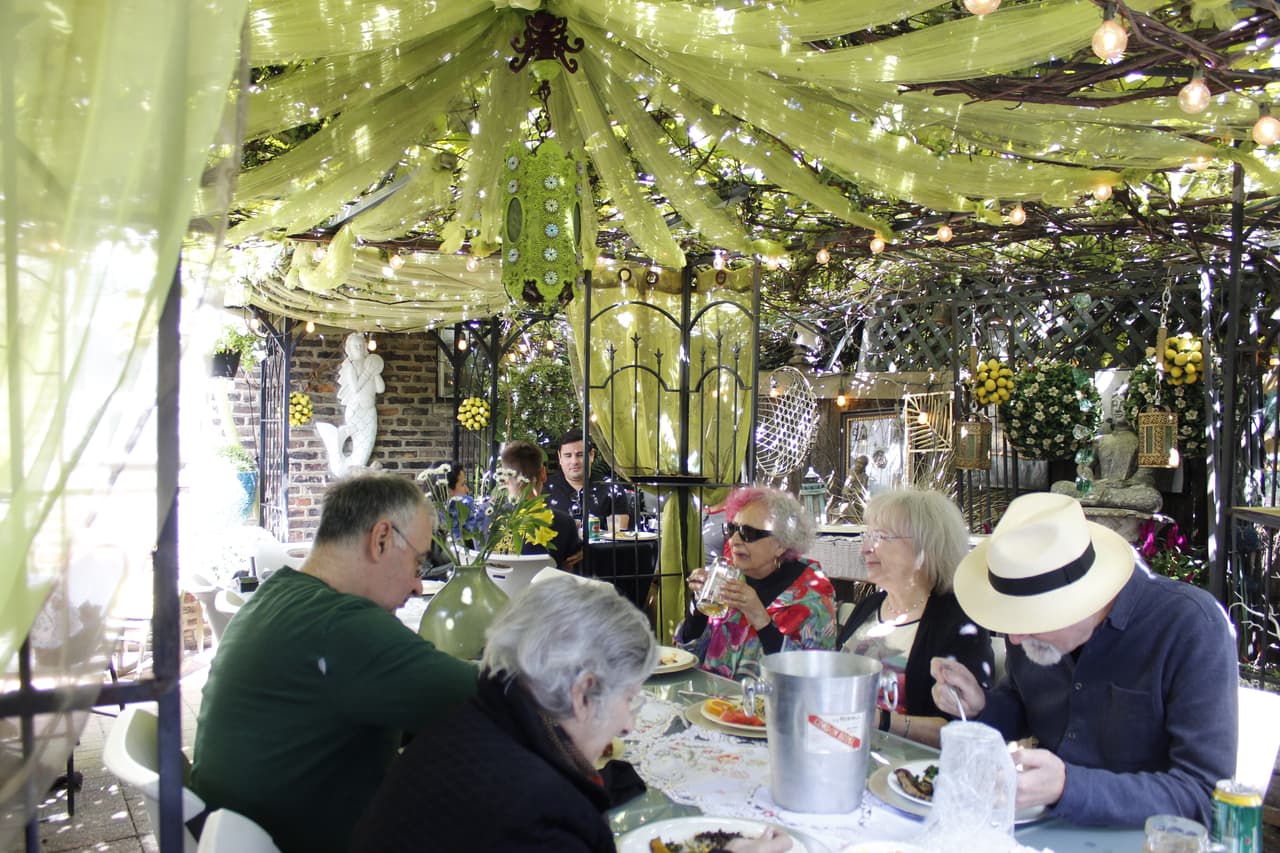 En un ambiente amplio y lleno de color, el comedor exterior del restaurante recibe a los comensales quienes disfrutan de un suculento menú brasileño.
<br>
<br>