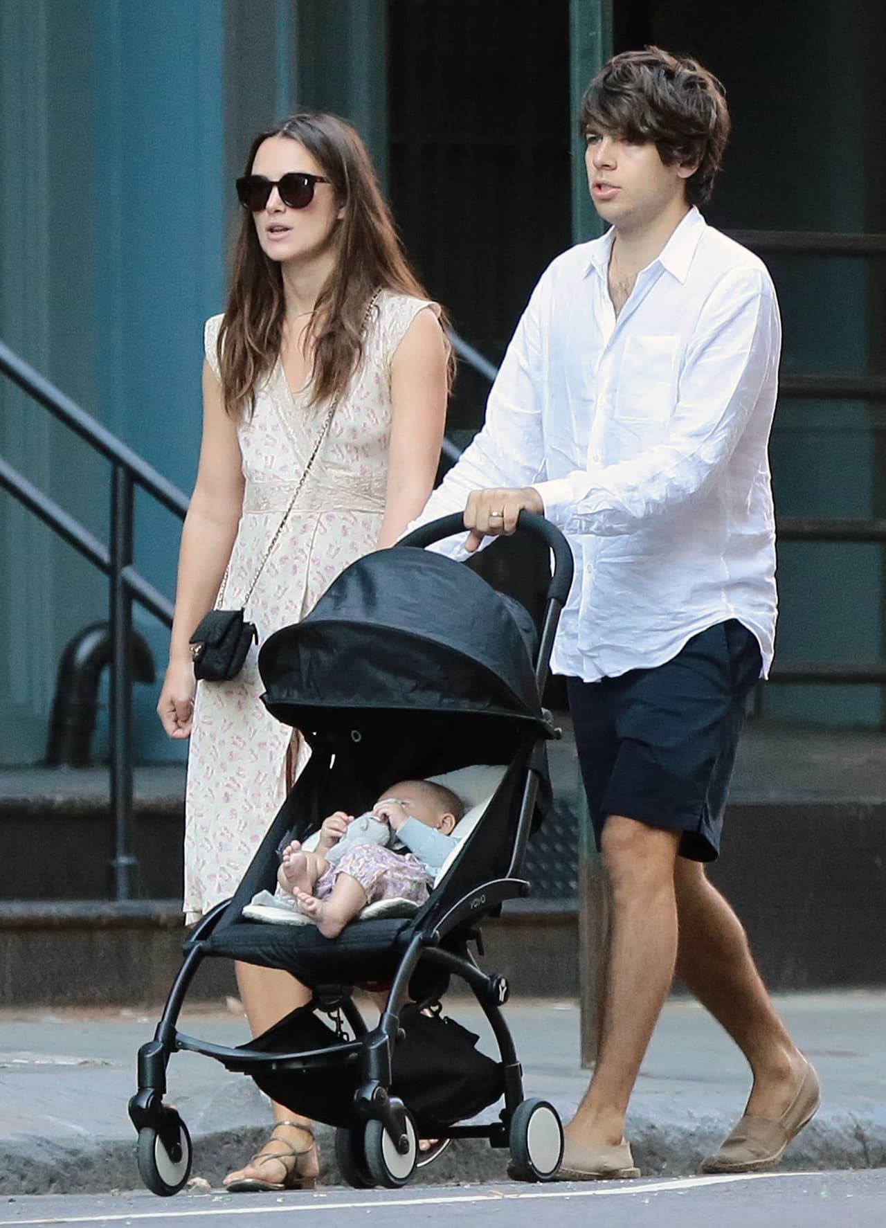 Keira y James disfrutaron de una caminata familiar.