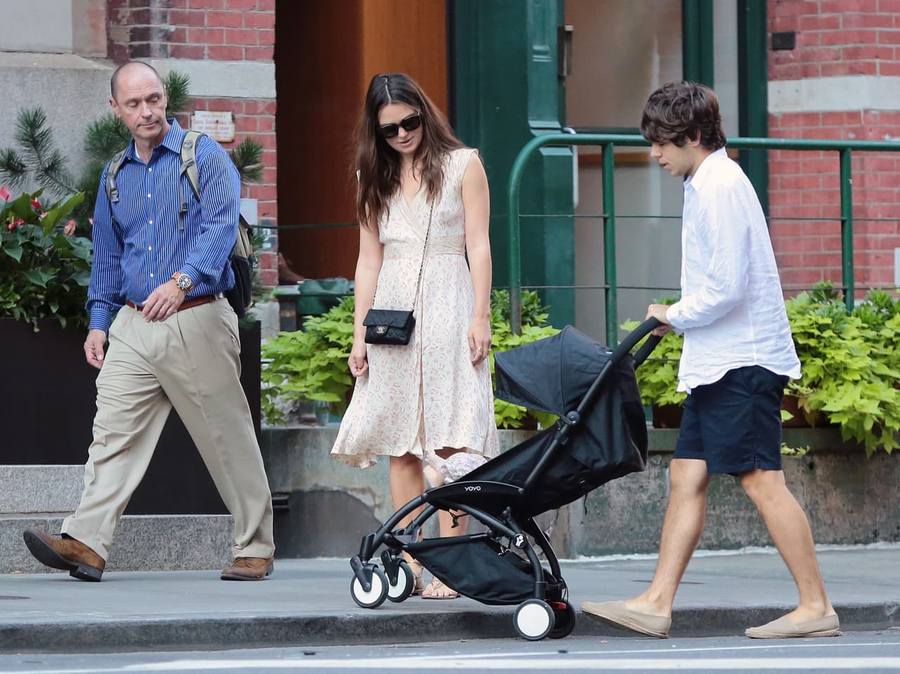 Pero los paparazzi se dieron a la tarea de seguir a la nueva mami.
