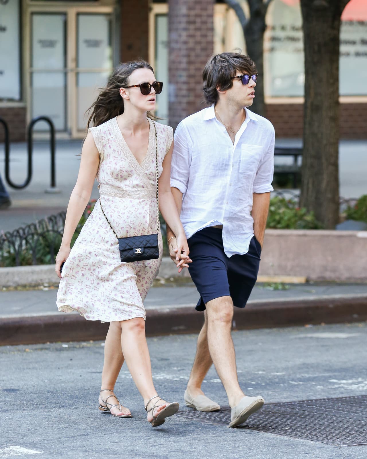 Así siguieron su camino.