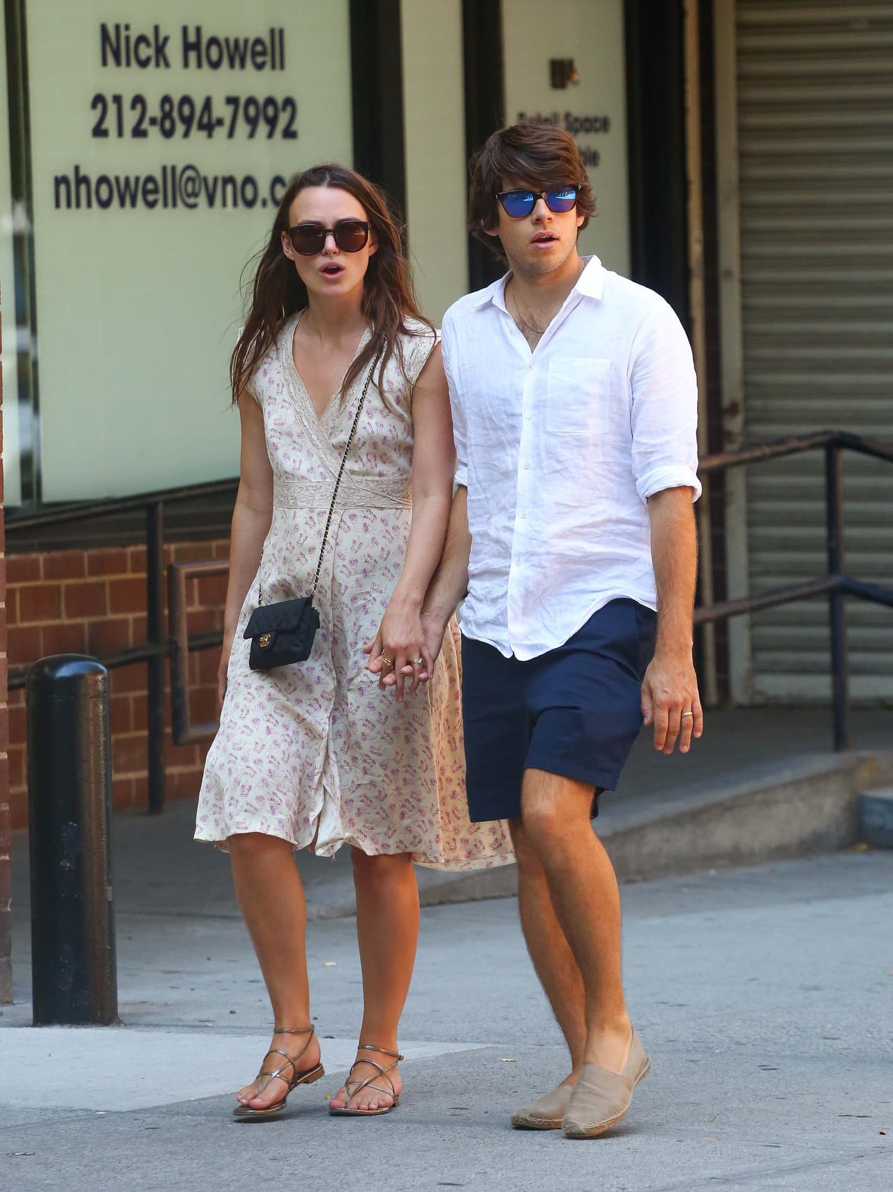 Después de pasear a la bebé, la pareja salió a caminar en solitario.