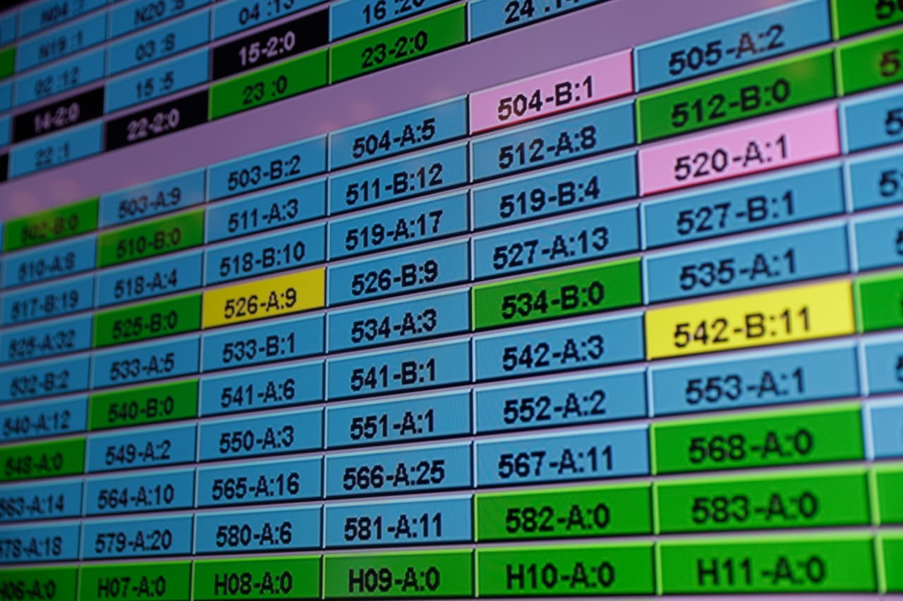 Un cuadro muestra las camas ocupadas y disponibles en una unidad de covid-19 en DHR Health, en McAllen, Texas. Los cuadros en azul son camas ocupadas por pacientes.