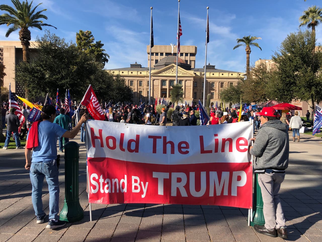 Un grupo de personas protestan por los resultados de las elecciones a días de que se posesione el presidente electo Joe Biden.