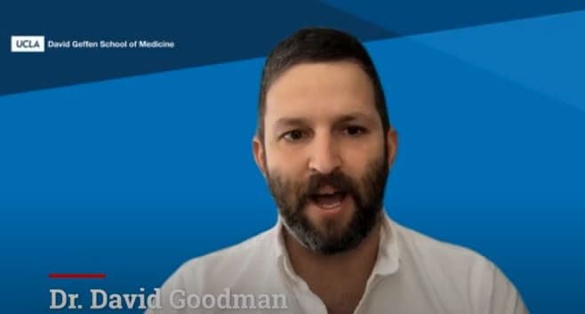 El doctor David Goodman dice que esta enfermedad es muy similar a la viruela y los síntomas son: fiebre, escalofríos, dolores musculares e hinchazón de los ganglios. Después de ciertos días empieza a aparecer una erupción en la piel muy similar a la varicela. Puede haber una transmisión de persona a persona, con exposiciones muy cercanas y duraderas; es decir, por al menos tres horas en un espacio de seis pies. No obstante, el uso de la mascarilla para prevenir contagios de Covid por la pandemia, es una protección importante para evitar la transmisión de la viruela del mono.