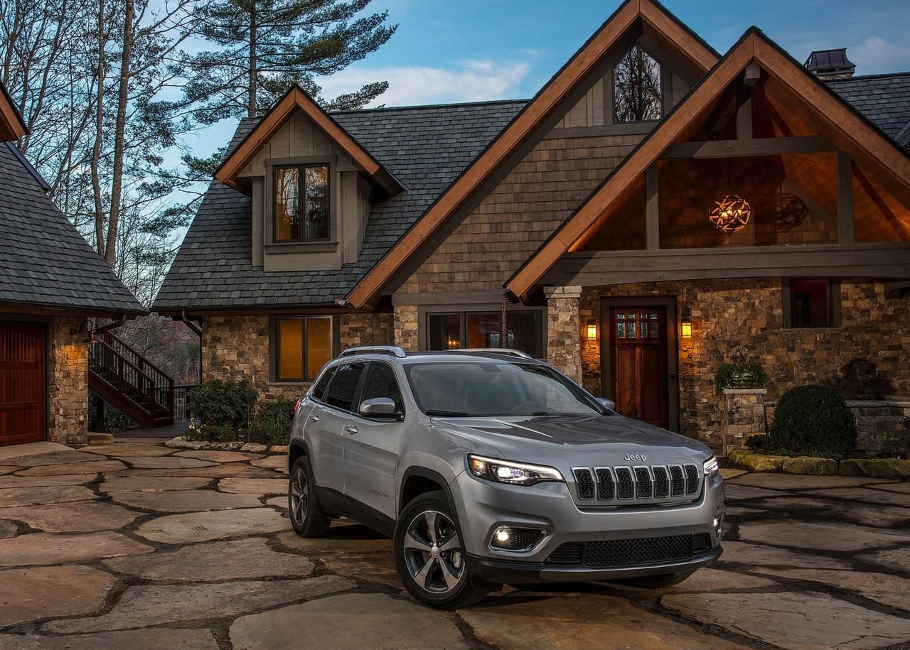 <h3 class="cms-H3-H3"><b>13. Jeep Cherokee</b></h3>
<br>
<br>Aumento del valor de mercado sobre el valor previsto
<br>
<ul>
 <li>En dólares: $7,418</li>
 <li>En porcentaje: 46.3%</li>
</ul>