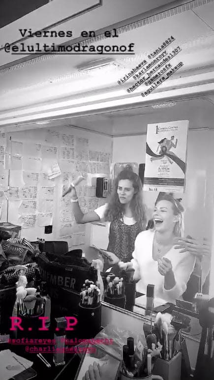 Sofía compartió este viernes algunas imágenes de sus compañeros tras bambalinas de esta nueva serie escrita por Arturo Pérez-Reverte.