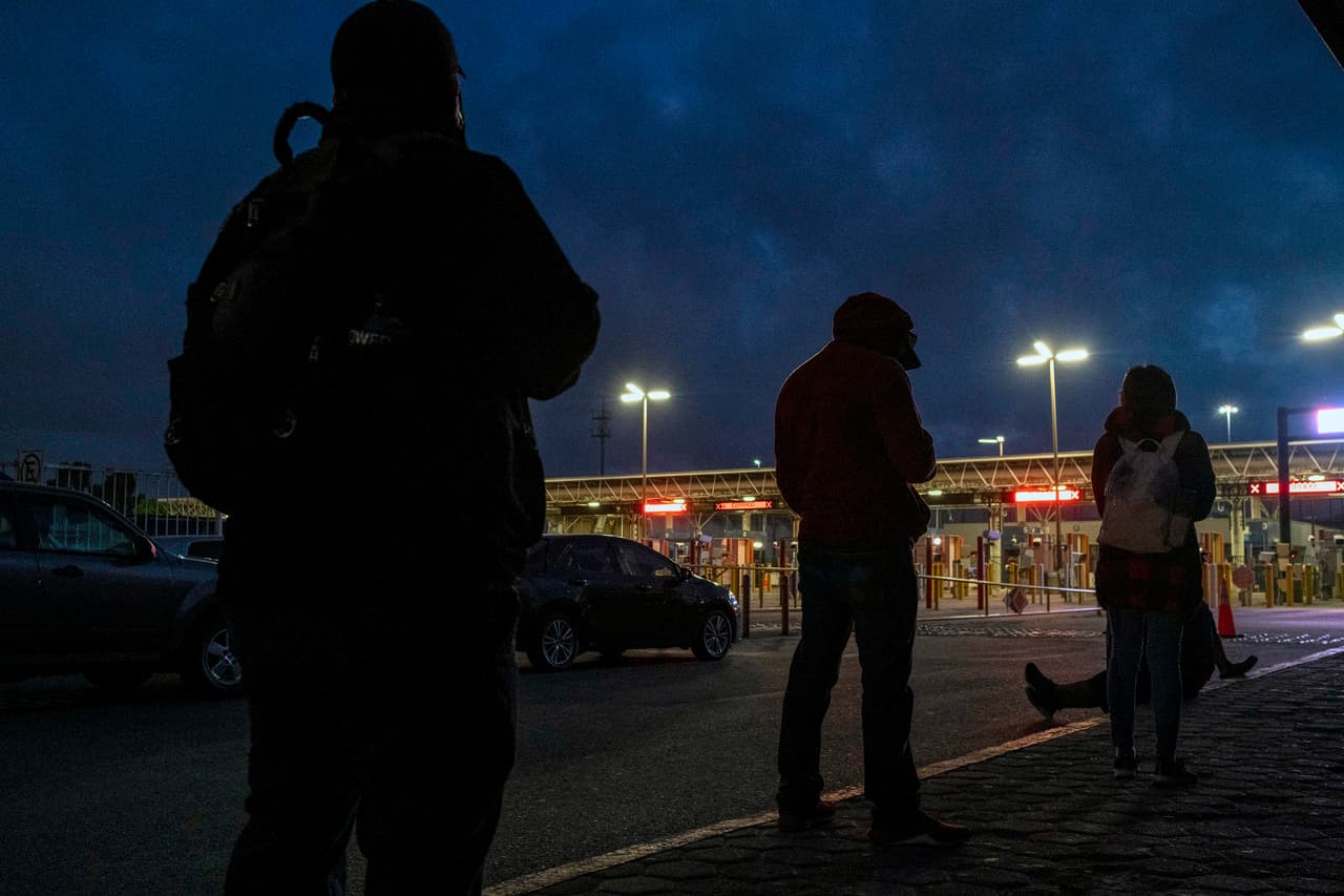 Las filas de autos y de personas frente al puerto de entrada de Otay Mesa. El acuerdo no afecta el tránsito de residentes legales o ciudadanos de Estados Unidos.