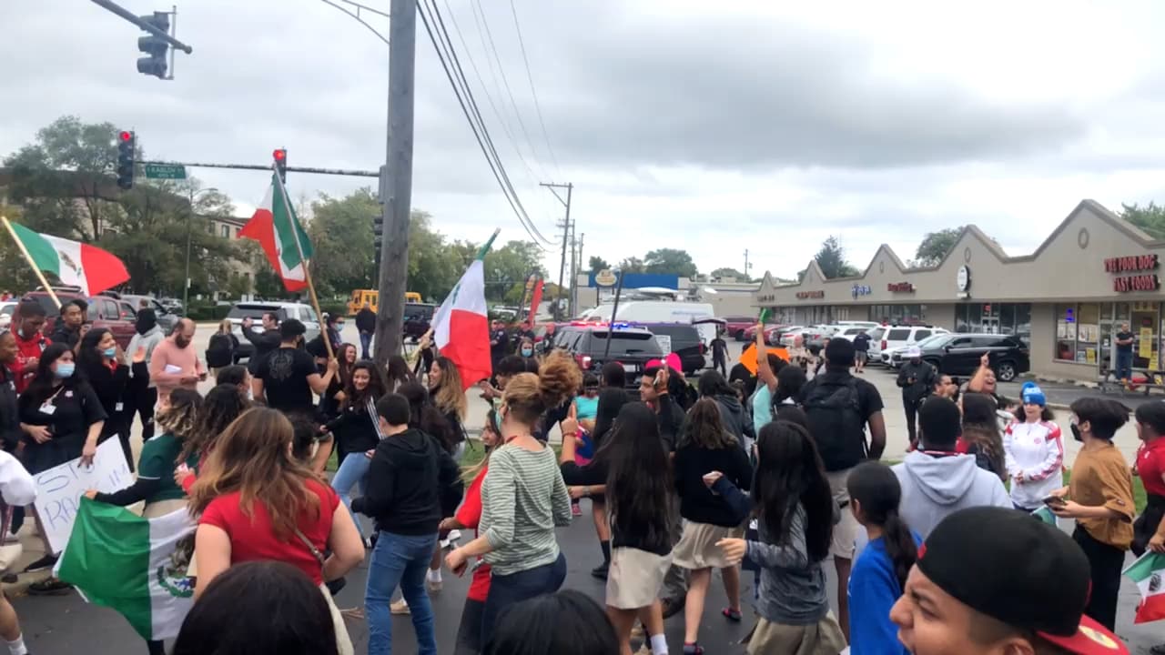 Estudiantes mexicanos se sacan la 'espinita': bailan su música frente a la escuela superior Marist y sin protestas