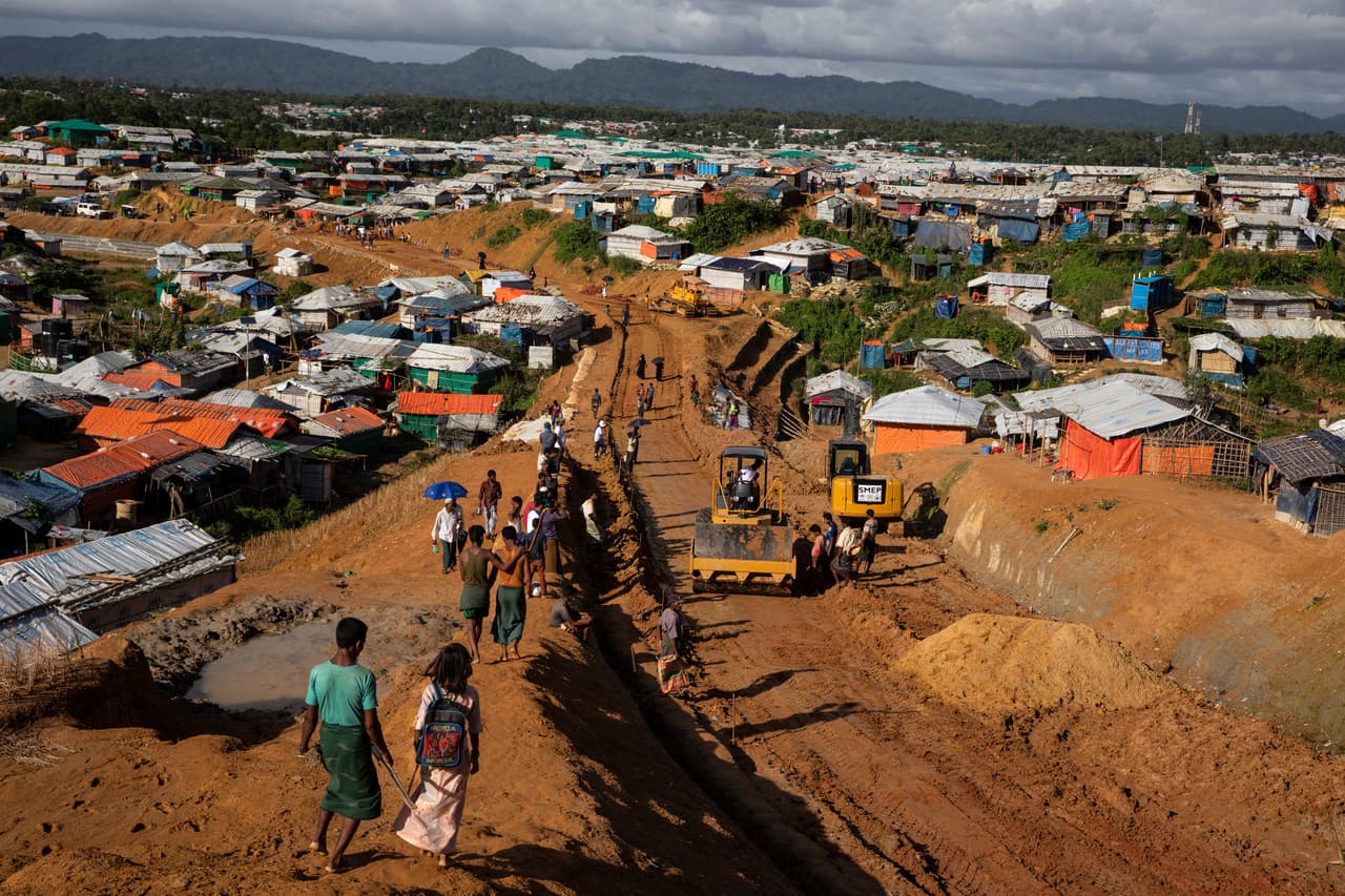 A diferencia de lo que se suele creer de que el grueso de la migración se dirige hacia Norteamérica o Europa,
<b>cerca de 4 de cada 5 desplazados se alojan en un país vecino</b>, como una medida desesperada y
<b>un tercio de los refugiados a nivel global se encuentra en los países pobres</b>. Un ejemplo de esto se ve en el campamento de Cox's Bazar, en Bangladesh, que acoge a más de 700,000 refugiados rohingyas que fueron desplazados de forma forzosa desde Myanmar.