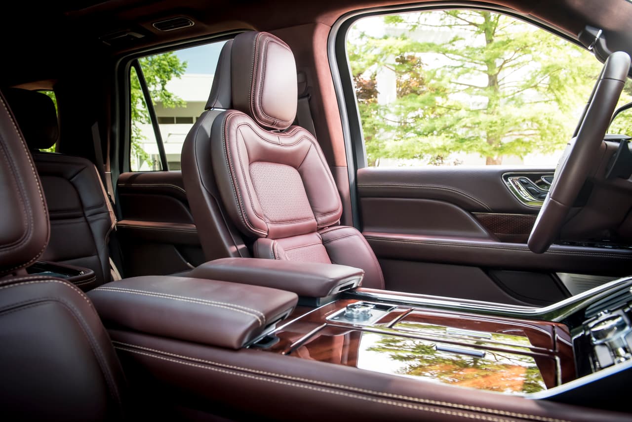 El tema '
<b>Destination</b>', es el último que la serie Black Label ofrece para la Lincoln Navigator 2018. Su color vino tinto recuerda lo mejor de las cabinas de los autos de lujo de los años 70, sin evocar nada de lo malo.