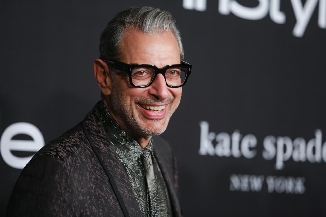 <b>Jeff Goldblum</b>. Los papeles más famosos de Goldblum se remontan a "Jurassic Park" e "Independence Day", aunque ha actuado en una larga lista de películas y programas de televisión. Nació en West Homestead, un suburbio de
<a href="https://www.univision.com/local/philadelphia-wuvp/dos-leones-del-zoologico-de-pittsburgh-dan-positivo-prueba-de-coronavirus">Pittsburgh</a>, y se mudó a Nueva York a la edad de diecisiete años para dedicarse a la actuación.