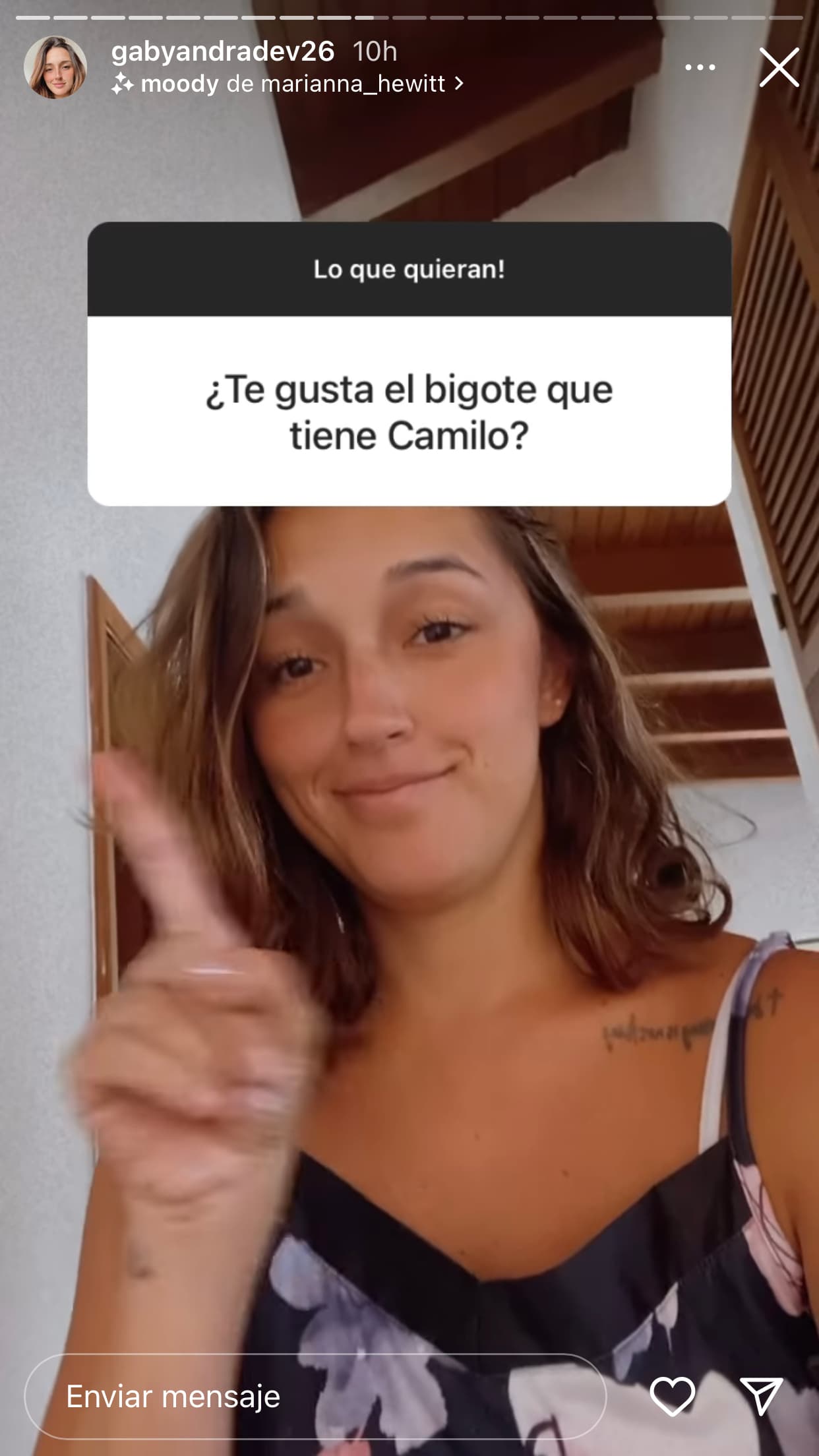 Otra de las confesiones que hizo en la sesión de preguntas y respuestas fue que a ella no le gusta el estilo actual del
<b> <a href="https://www.univision.com/shows/el-gordo-y-la-flaca/camilo-halago-el-bigote-que-uso-carlitos-el-productor-y-se-estremecio-con-los-regalos-para-su-bebe-video" target="_blank">característico bigote de Camilo. </a></b>