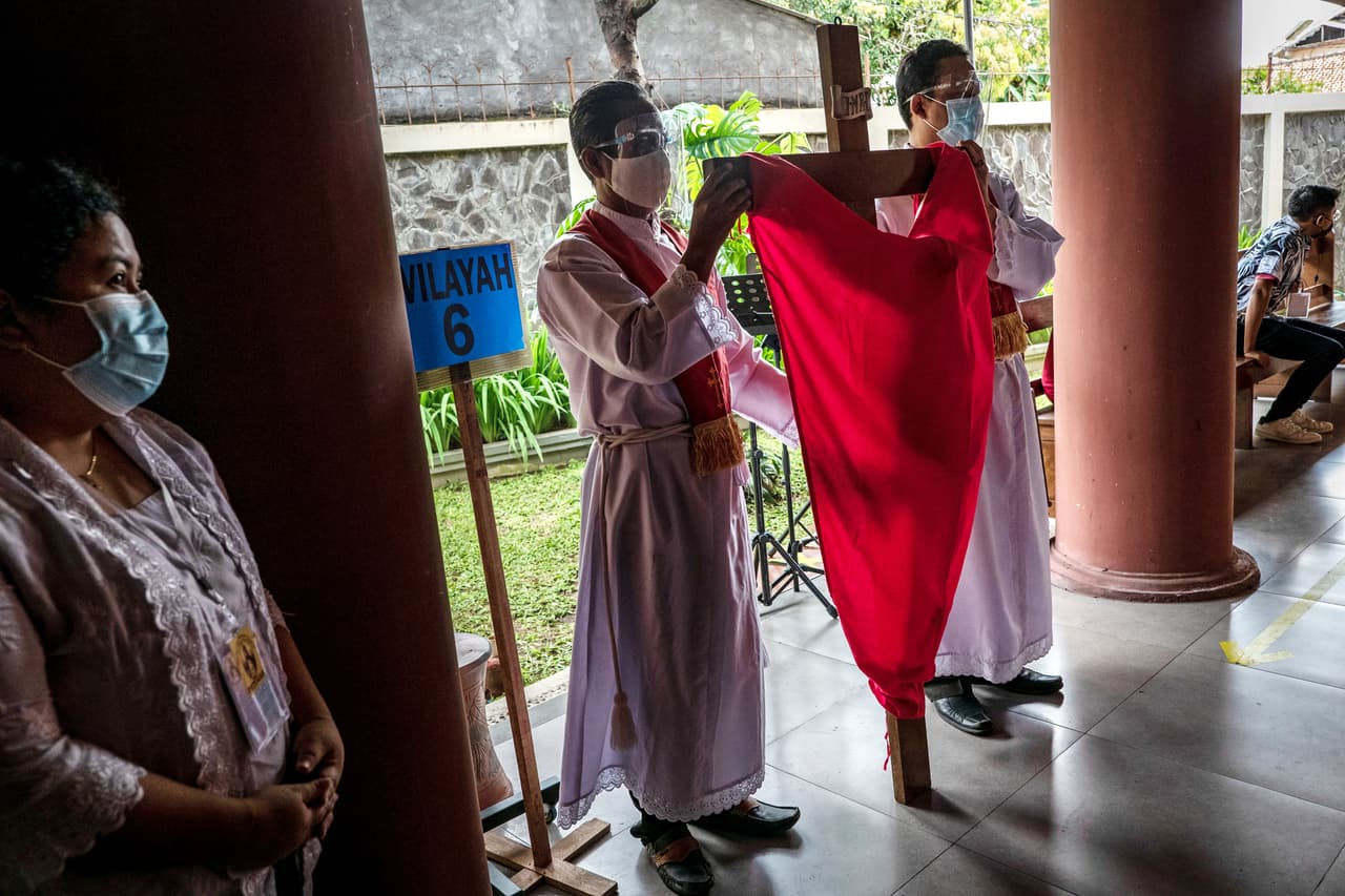 Católicos indonesios durante una ceremonia de Viernes Santo en Yogyakarta.