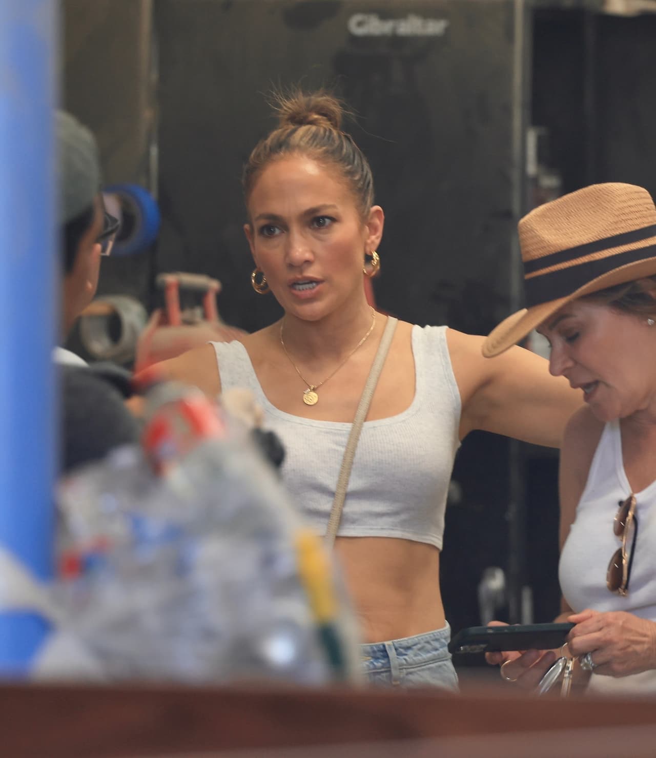 También utilizó arracadas grandes que combinó con una cadena que tenía un dije redondo, así como varias pulseras y anillos.
<br>