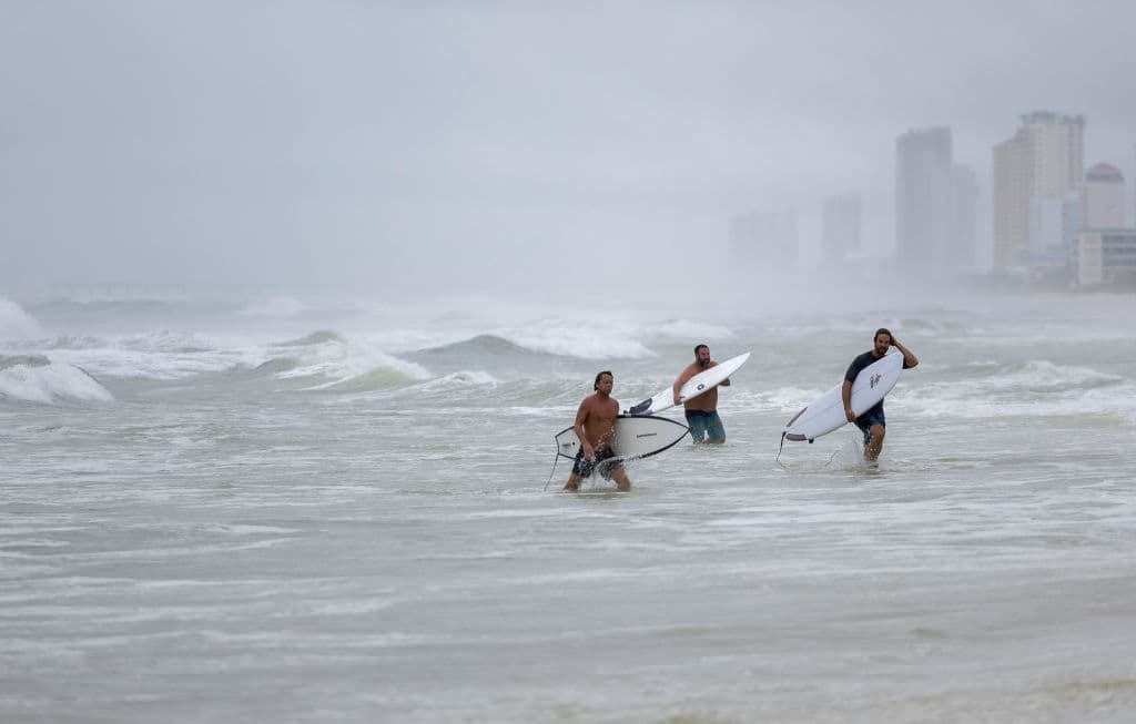 <h3 class="cms-H3-H3">Panama City</h3>
<br>
<br>Los 
<b>surfistas</b> que temprano en el día salieron a buscar las anticipadas
<b> olas de hasta 20 pies de altura</b> partieron entrada la tarde a territorio seguro. La fuerza del oleaje y poca visibilidad convirtieron la práctica de su pasatiempo en un peligro.