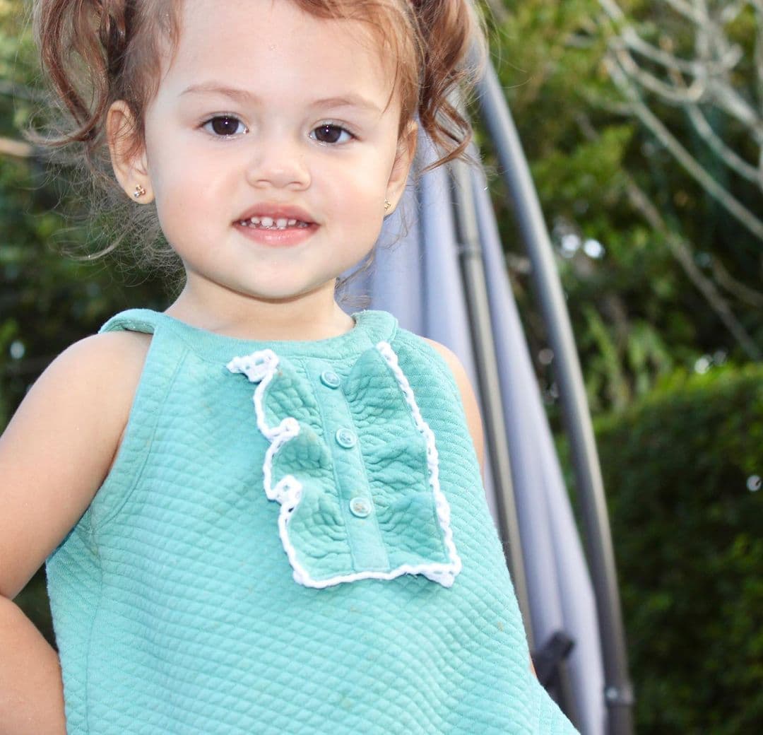 El hogar de Carito Sarassa se ilumina con la alegría e inocencia de la pequeña Chloé.