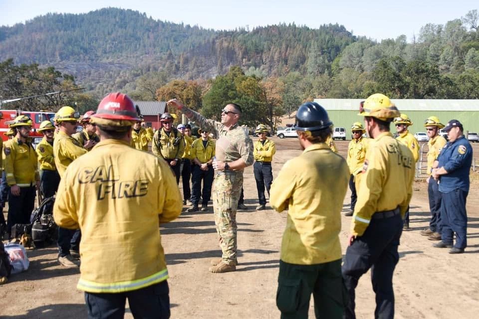Cada mañana, los efectivos militares junto a miembros de CAL Fire coordinan las labores de la jornada.